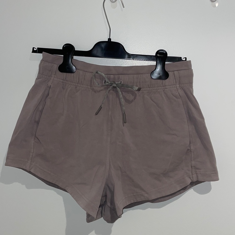 LULU LEMON WOMENS SHORTS.